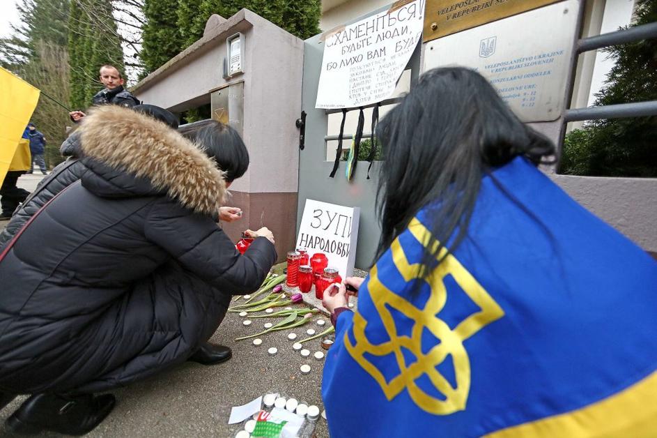 Protest pred ukrajinskim veleposlaništvom v Ljubljani