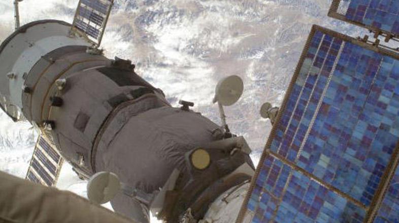 Astronavti so se za vsak primer umaknili na varno.