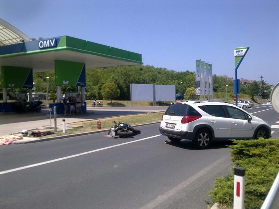 Trčila motorist in osebno vozilo.