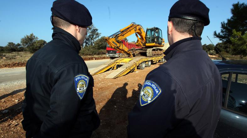 Rušenje črnih gradenj na Viru