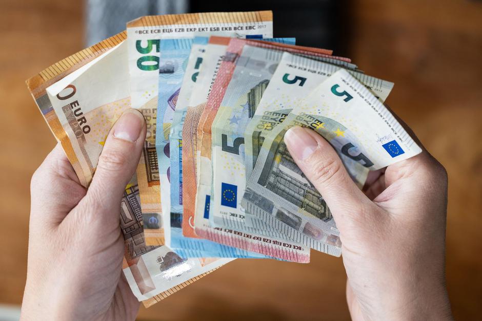 denar banka štetje denarja denarnica evri bankkomat | Avtor: Profimedia