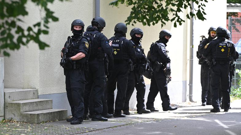 nemška policija pred gimnazijo Weifen v Schongauu