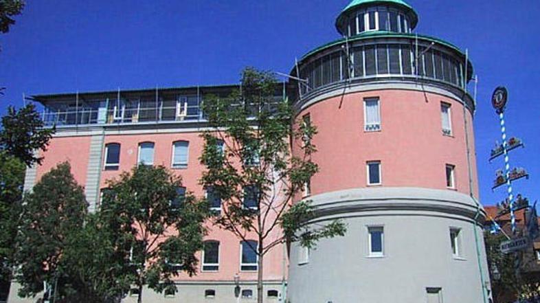 V napadu je bilo skupno ranjenih deset oseb.