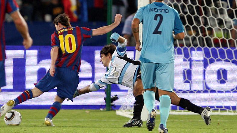 Leo Messi je takole premagal vratarja Atlanteja. (Foto: EPA)