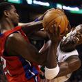 Pod košem sta se borila Antonio McDyess (Detroit) in Kevin Garnett (Boston).