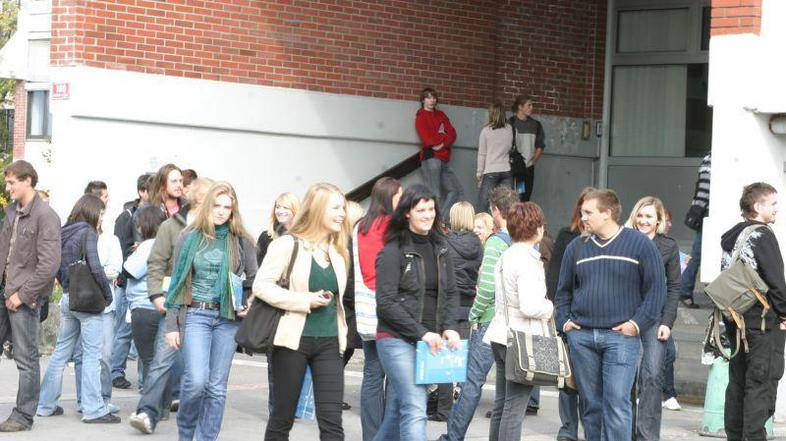 Študenti nimajo nikoli dovolj denarja. A pri posojilih morajo biti previdni. (Fo