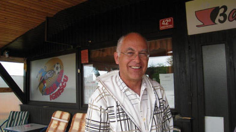 Bojan Petan očitno noče prevzeti pisma, ki mu ga je poslal župan Bogovič, zato r