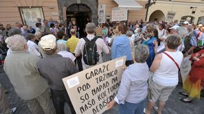 Protest zaradi garažne hiše pod tržnico.