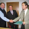 Pogodbo so včeraj popoldne podpisali (z leve) Branko Žiberna, direktor CP Kranj,