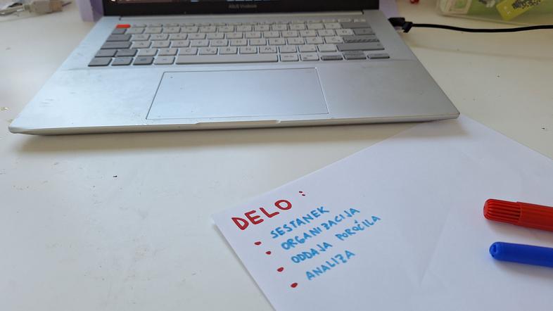 List z nalogami in računalnikom