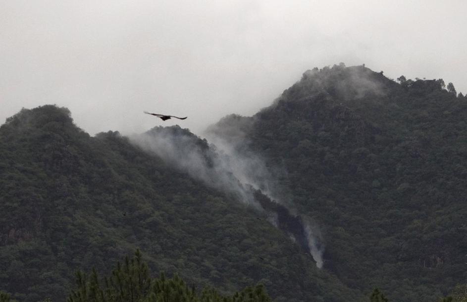 Nad krajem nesreče se dviga gost dim. (Foto: Reuters)