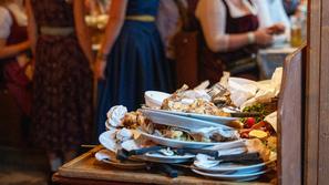 odpadna hrana ostanki hrane na krožnikih