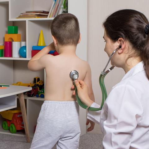 Pri pediatru, fotografija je simbolična