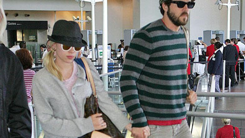 Scarlett in Ryan želita skrbeti za zapuščene otroke.