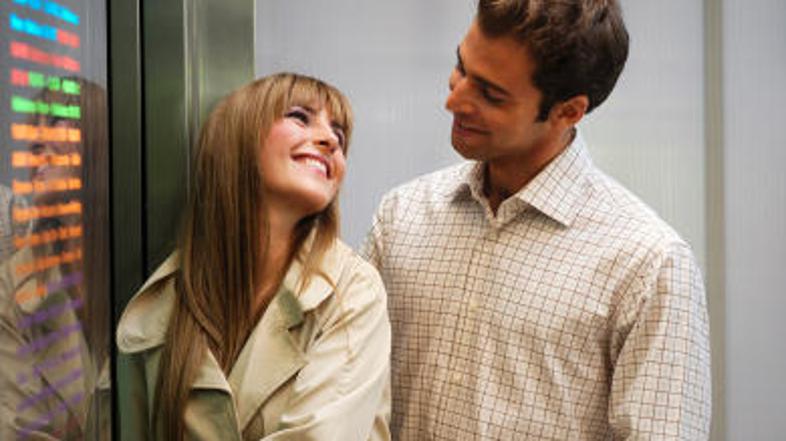 V dvigalu bosta sicer sama, a vseeno bodita previdna, da vaju ne opazijo.