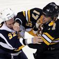 Milan Lučić (desno) je dosegel zmagoviti zadetek za Bruins. (Foto: Reuters)