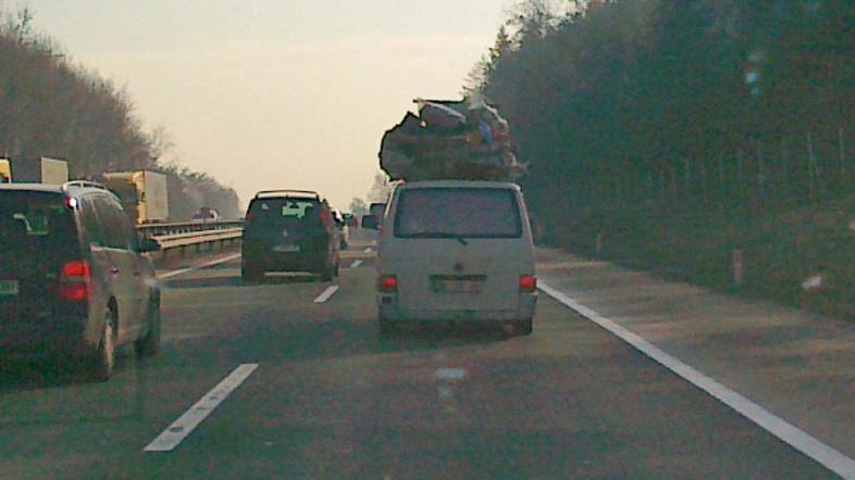 Podobni primeri, kot je preobloženi romunski kombi, postajajo tako rekoč stalnic