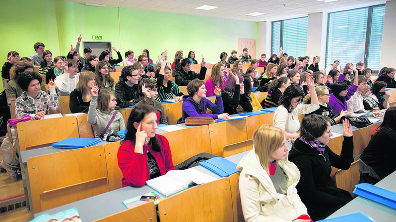 Za prvi letnik študija je razpisanih 25.438 mest, prijav je 20.587. (Foto: Žurna