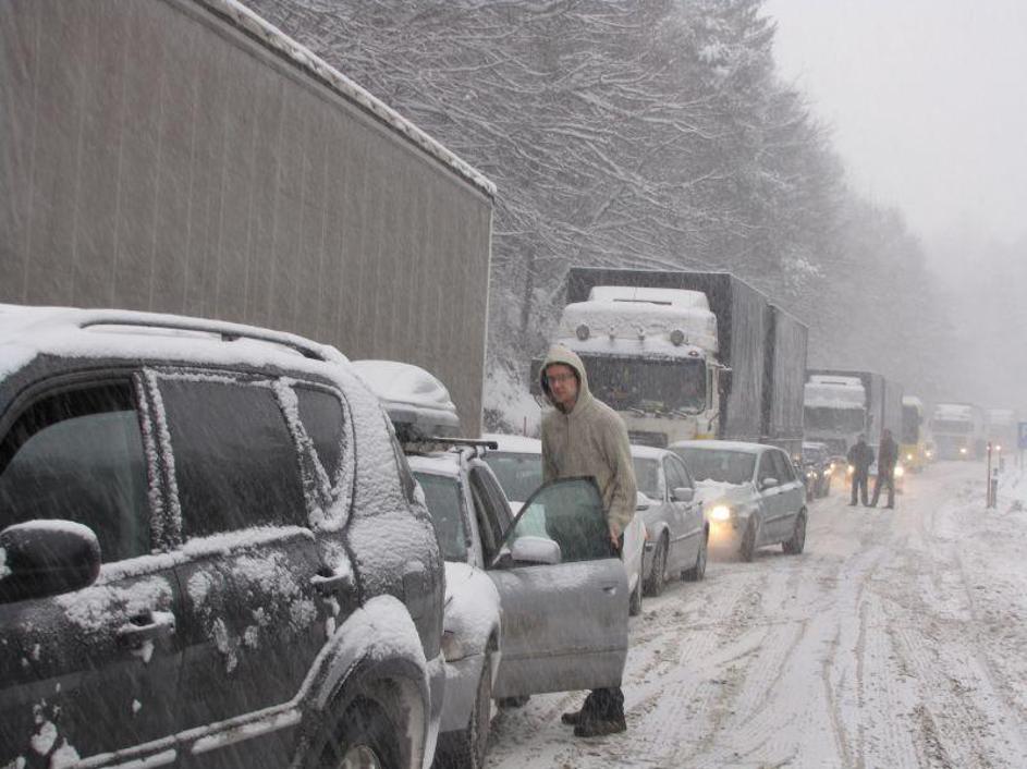 Ujeti v koloni so lahko le nemočno čakali, da se bo cesta sprostila. (Foto: Jerc