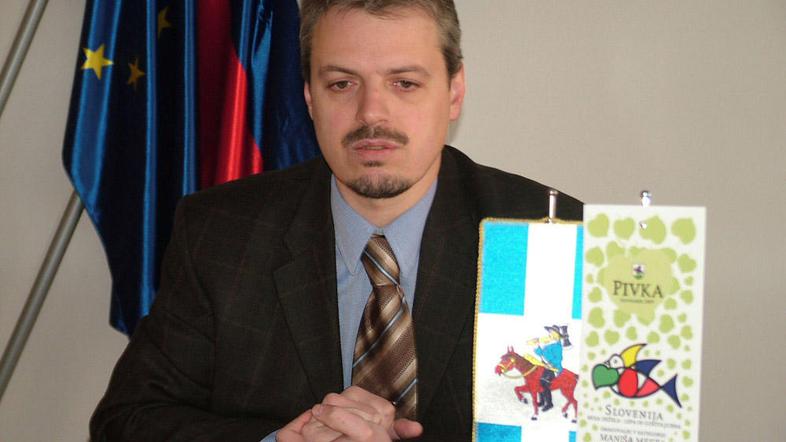 Nekdanja vlada in pivška občina, ki jo vodi Robert Smrdelj, sta center ustanovil