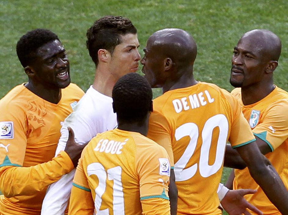 Takole sta si v lase skočila Cristiano Ronaldo in Guy Demel. (Foto: Reuters)