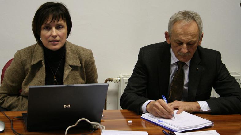 Mateja Jazbec, direktorica občinske uprave, in Kamil Krošelj, direktor podjetja 