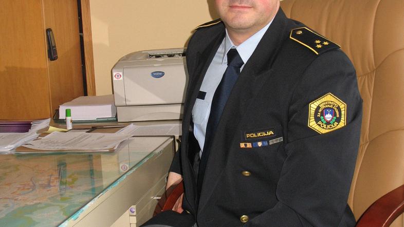 Komandir PP Velenje Aleš Lipuš pravi, da prek medijev opozarjajo ljudi, naj jim 