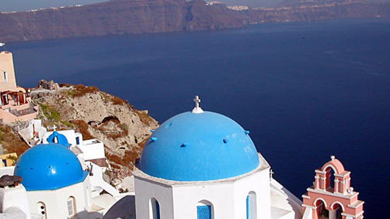 Miren in priljubljen turistični otok Santorini se je konec tedna prevesil v priz