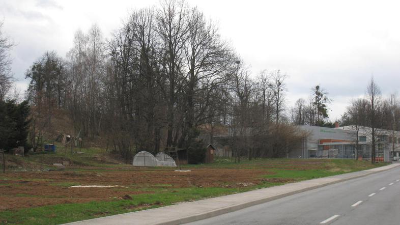 Na občinskem zemljišču v bližini kmetijsko-gozdarske zadruge Sava, kjer imajo zd
