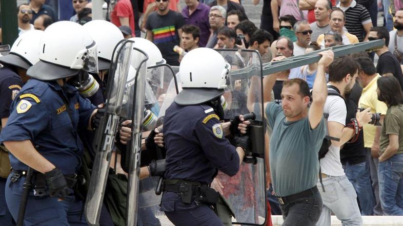 Prevarano ljudstvo, ki je deležno spodbude, gre lahko v skrajnosti. (Foto: Reute