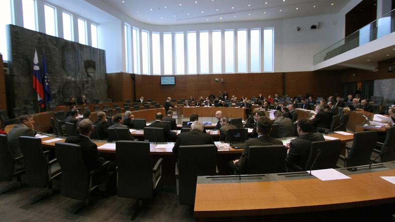 Poslanci so soglasno sprejeli dopolnilo SLS, po katerem bodo tisti, ki državne p