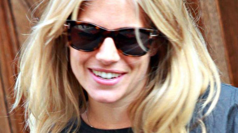 Divja in mlada igralka rada uživa življenje.