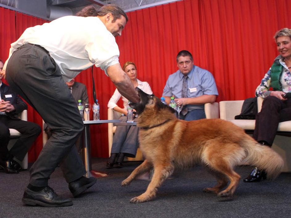 Da ščitnik učinkuje, se je prepričal tudi švicarski poslanec Oskar Freysinger. (