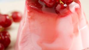 Panna cotta naj julija dobi družbo ribeza ali kateregakoli drugega jagodičevja. 