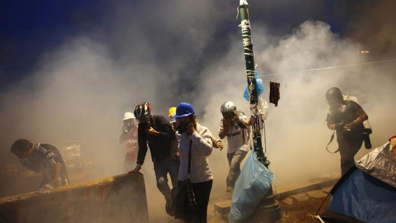 razno 16.06.13. protesti, Protesters run out of Gezi Park as riot police fire te