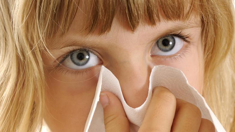 V času povečanega števila respiratornih okužb zdravniki še posebej odsvetujejo k