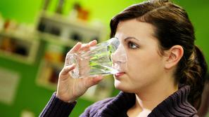 slovenija 20.01.2010 voda, pitje vode, kozarec, foto: Bostjan Tacol