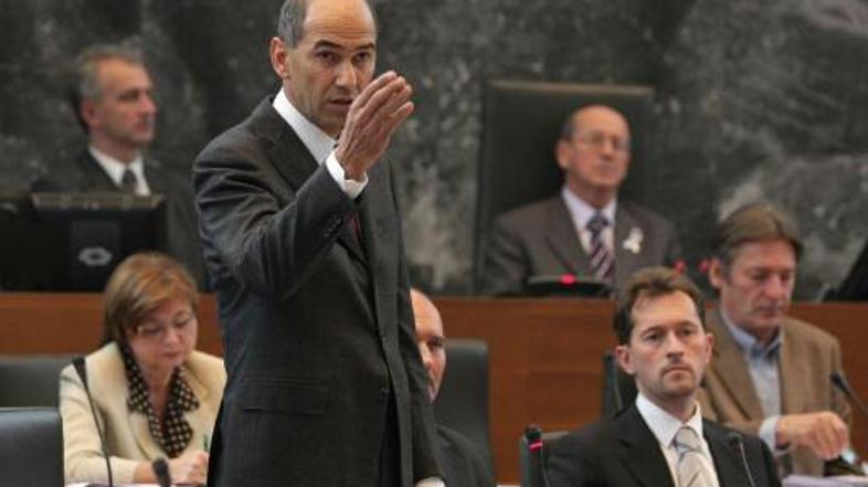 Janša je zavrnil očitke o oškodovanju malih delničarjev pri odprodaji Sija.