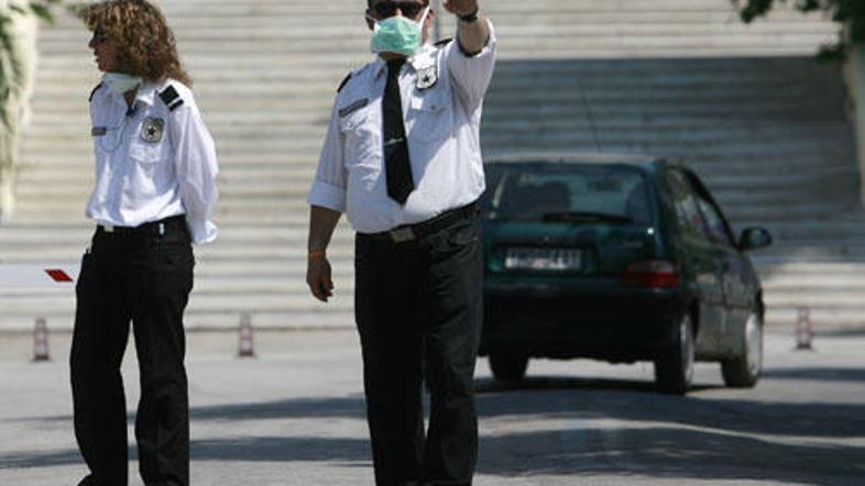 Nekateri vztrajajo pri maskah.