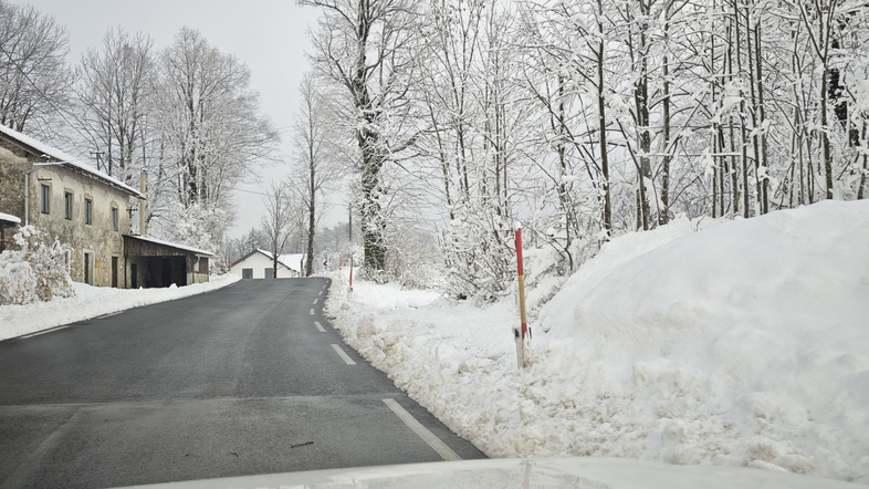 Sneg, zasnežena cesta, cesta, zima, vreme