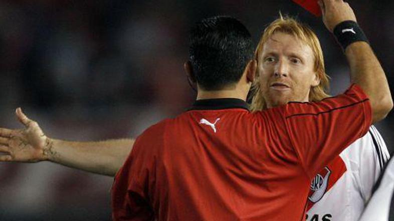 Grobi naleti bodo kaznovani z rdečim kartonom.