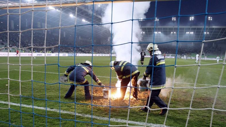 Olimpija-maribor navijači gasilci bakla petarda