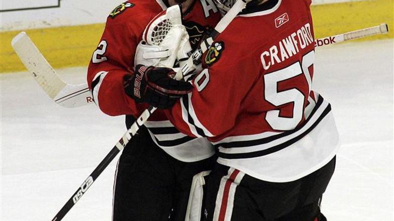 Corey Crawford in Duncan Keith se veselita pomembne zmage Hawksov. (Foto: Reuter