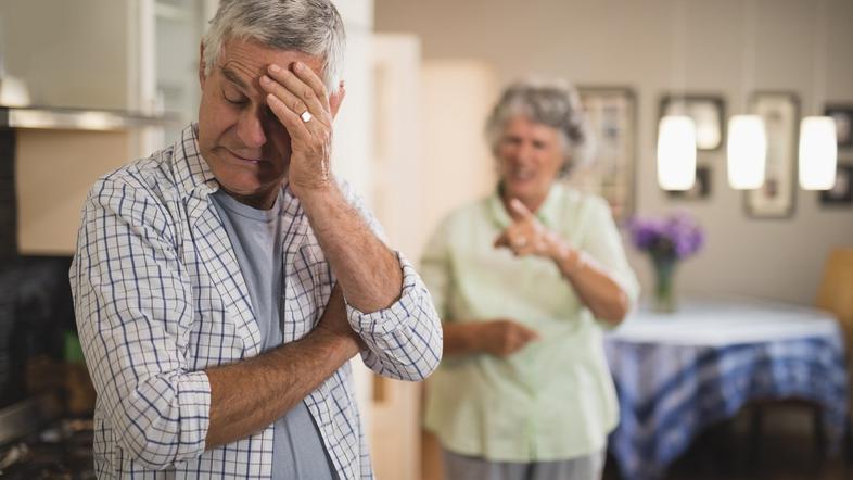 Prepir med starejšim parom