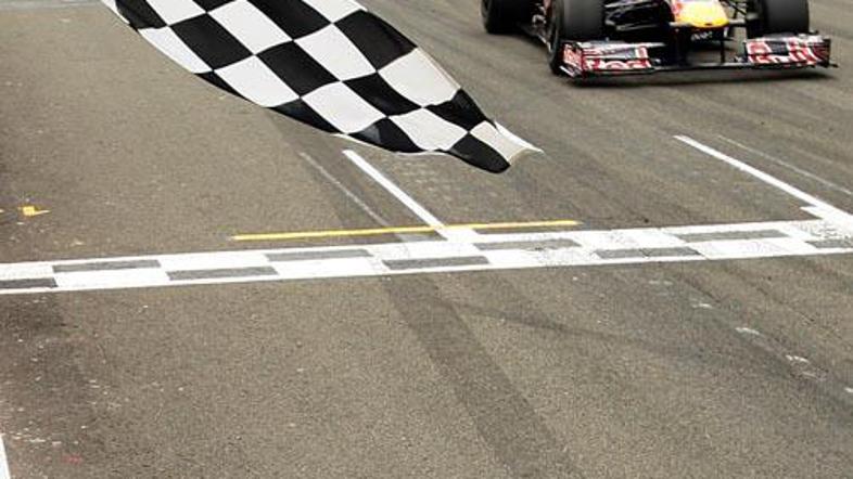 Dosedanji dve zmagi je Vettel dosegel v dežju, zdaj je prvič zmagal na suhem.