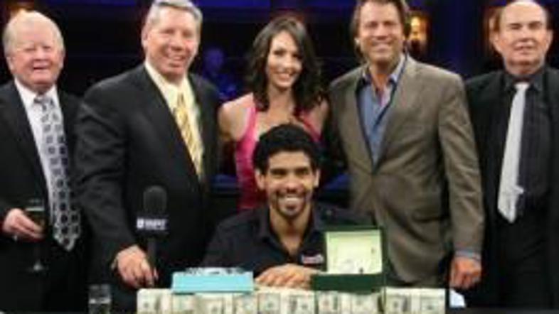 Srečni zmagovalec David Williams s kupčkom zelencev.