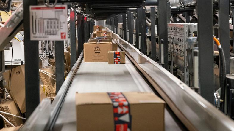 paketi v skladišču na tekočem traku