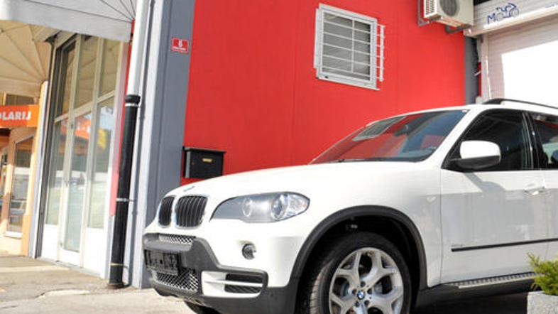 Avtomobil lahko servisirate med trajanjem jamstva pri pooblaščenem serviserju, č