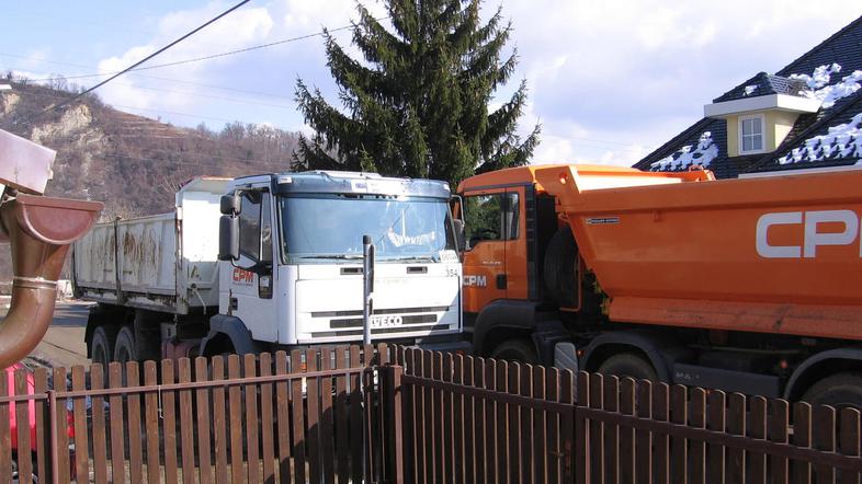 Težki tovornjaki, ki vozijo tudi po šolski poti brez pločnika, razburjajo Podbre