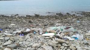 Smeti ob obali
